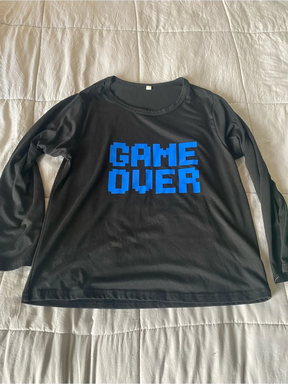 3  Long-Sleeve Tee with graphic in black, green and burdeo